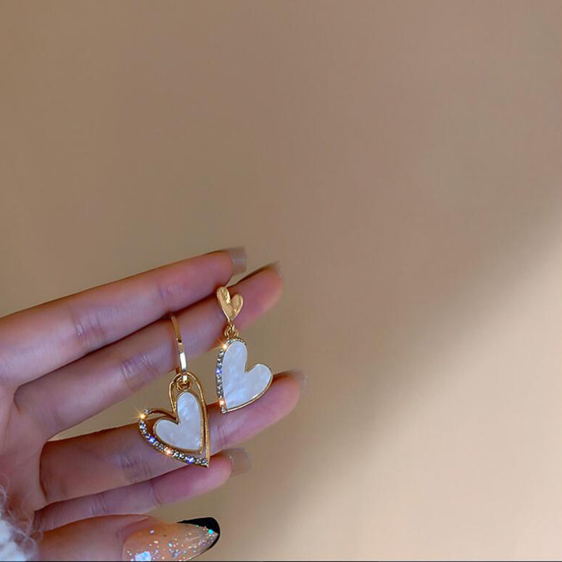 Fashion Cute Heart Shaped Hollow Inlay Rhinestone Asymmetric Earring display picture 1