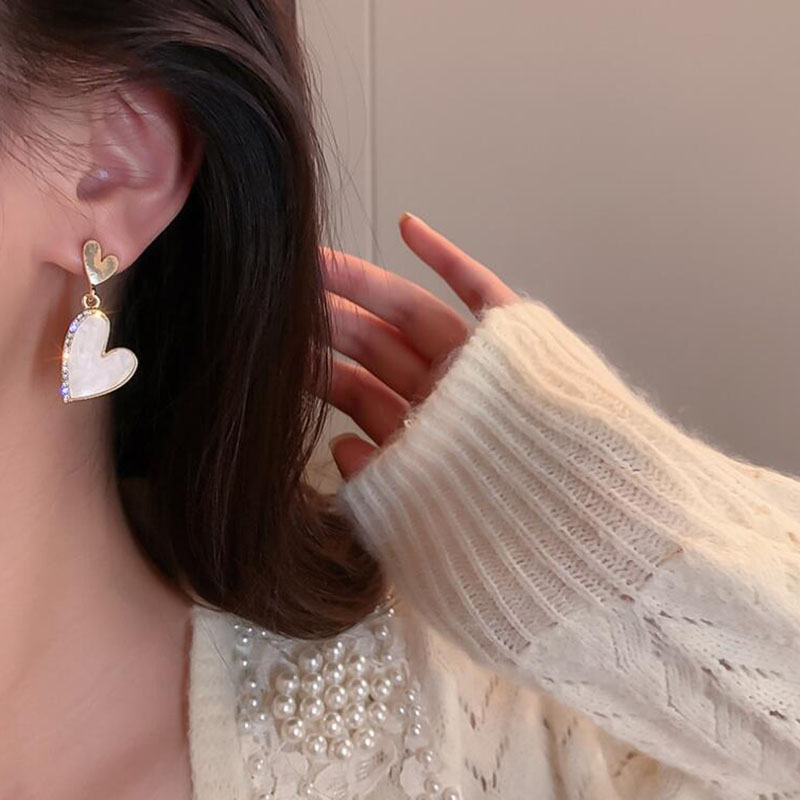 Fashion Cute Heart Shaped Hollow Inlay Rhinestone Asymmetric Earring display picture 2