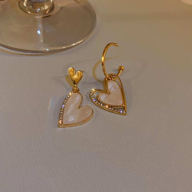 Fashion Cute Heart Shaped Hollow Inlay Rhinestone Asymmetric Earring display picture 3