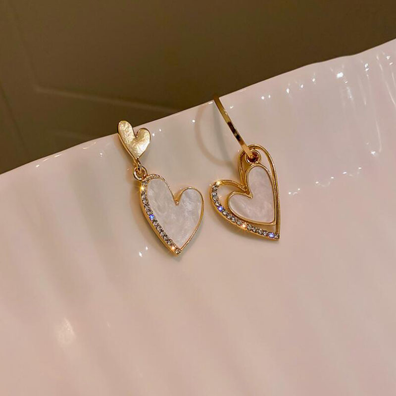 Fashion Cute Heart Shaped Hollow Inlay Rhinestone Asymmetric Earring display picture 6