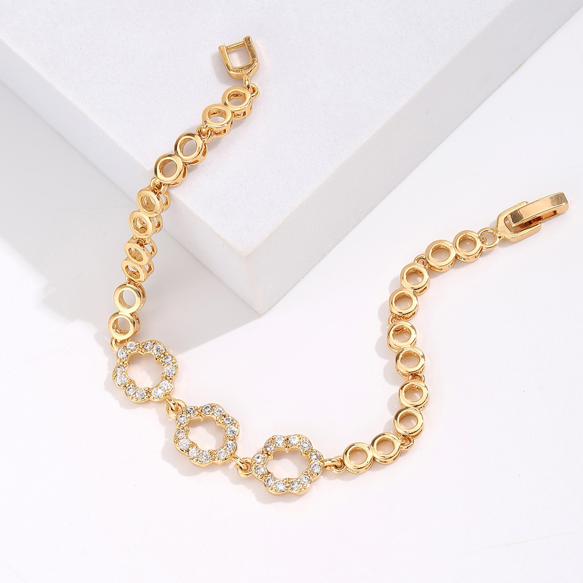 Mode Einfache Kupfer Galvani 18k Gold Eingelegten Zirkon Blume Armband display picture 2