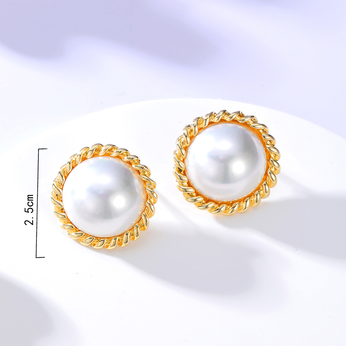 Fashion Round Pearl Alloy Electroplated 18k Geometric Earrings display picture 3