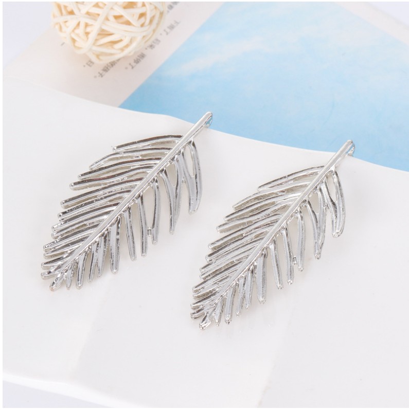 Fashion Alloy Hollow Leaf Shaped Alloy Stud Earrings display picture 3