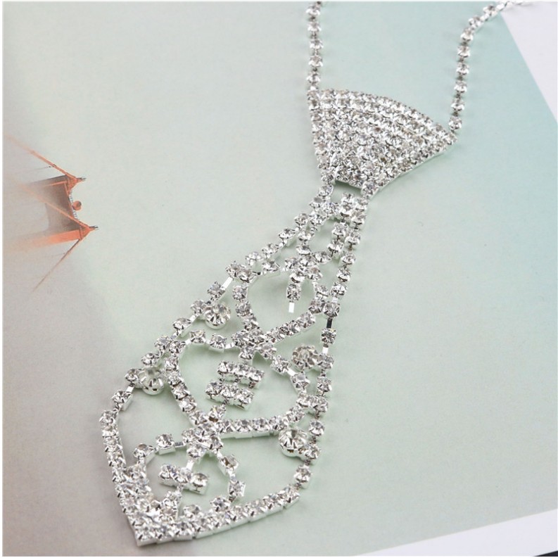 Fashion Bridal Inlay Full Rhinestone Tie Shaped Necklace Claw Chain display picture 2