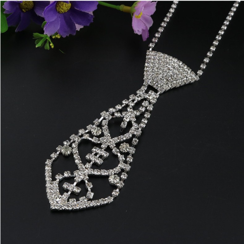 Fashion Bridal Inlay Full Rhinestone Tie Shaped Necklace Claw Chain display picture 4