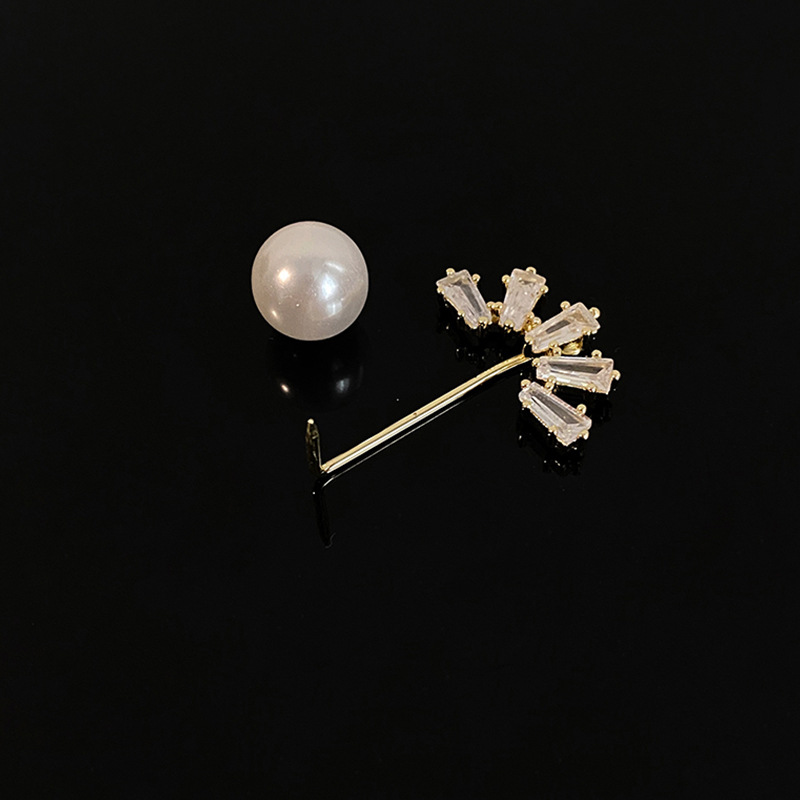 Anti-exposure Pearl Diamond Flower Brooch Geometric Korean Real Gold Plating Design Accessories Graceful Personality Clothing display picture 2