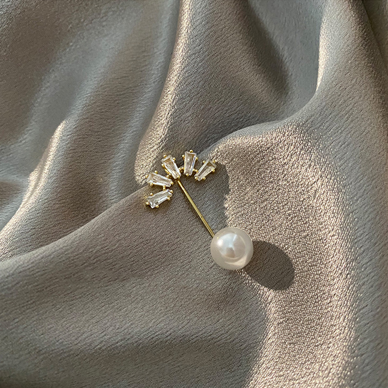 Anti-exposure Pearl Diamond Flower Brooch Geometric Korean Real Gold Plating Design Accessories Graceful Personality Clothing display picture 5