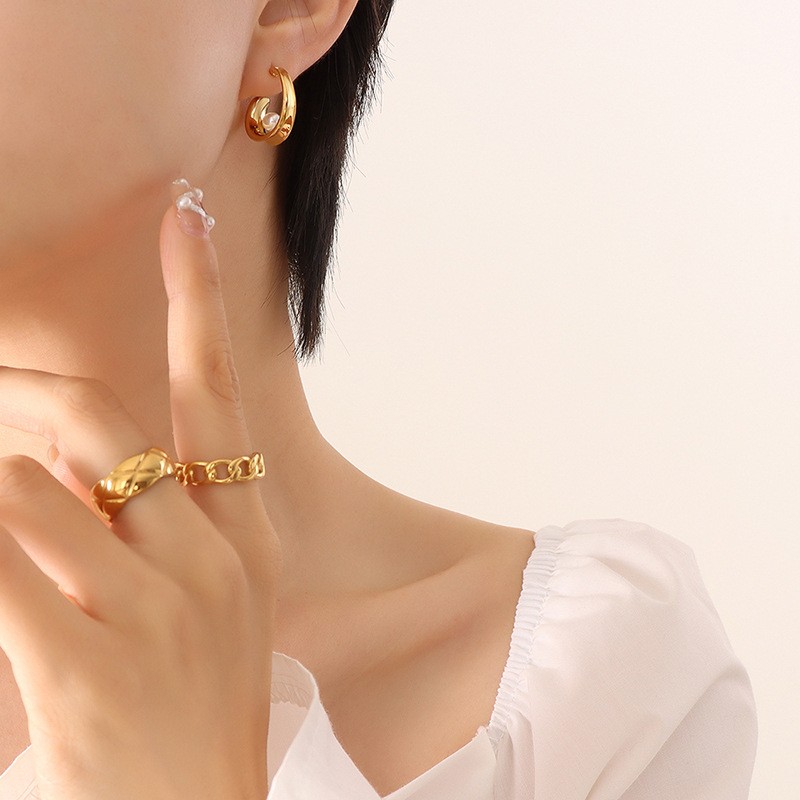 Mode Perle C-form Curling Frauen Geometrische Gold Überzogene Titan Stahl Ohrringe display picture 1