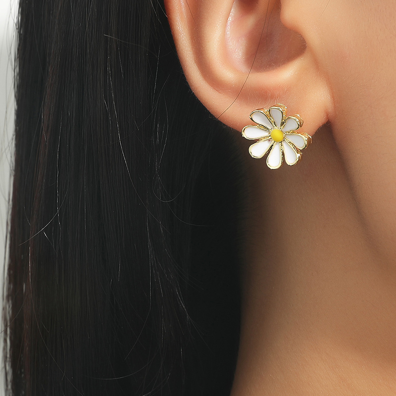 Fashion Alloy Girl Cute Sweet Flowers Little Daisy Ear Studs display picture 3