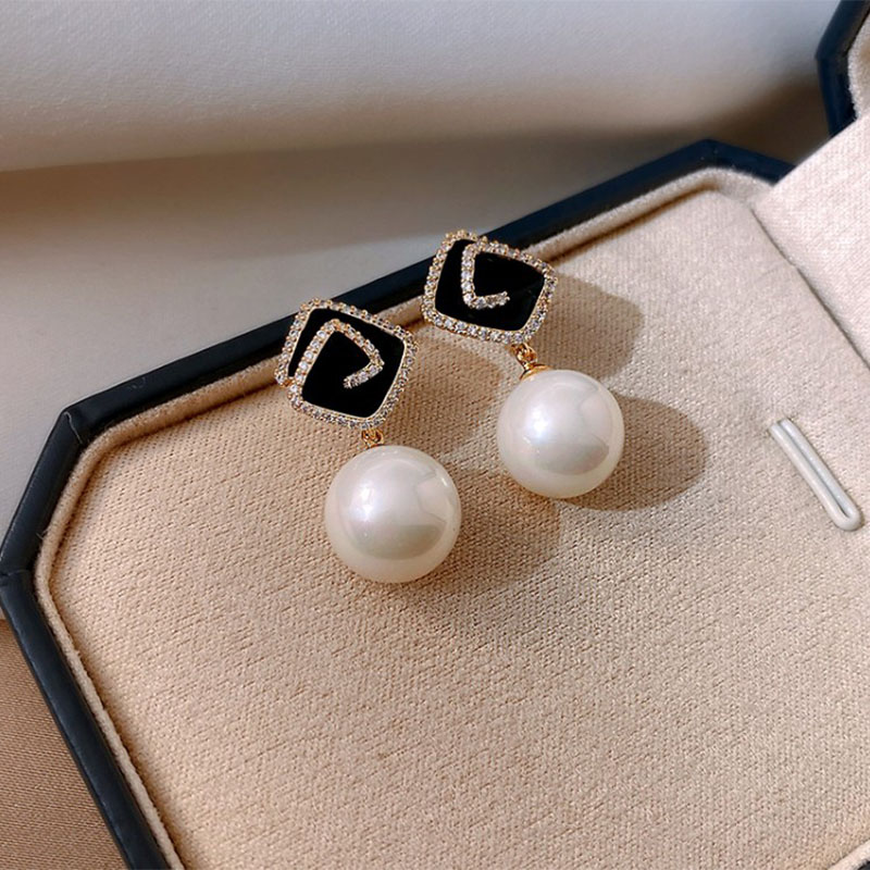 Fashion Pearl Rhombus New Black Micro-inlaid  Alloy Earrings display picture 1