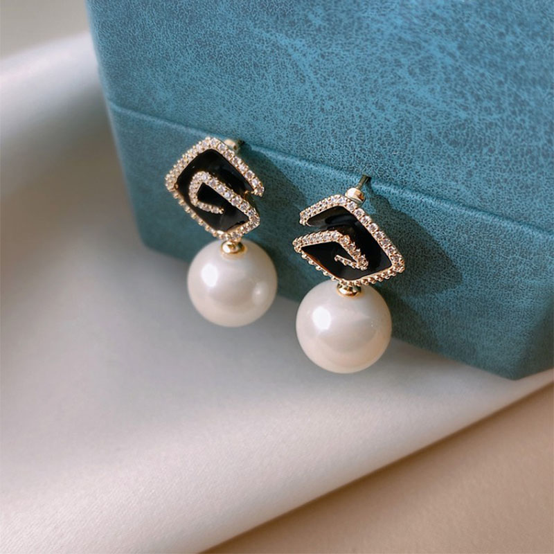 Fashion Pearl Rhombus New Black Micro-inlaid  Alloy Earrings display picture 3