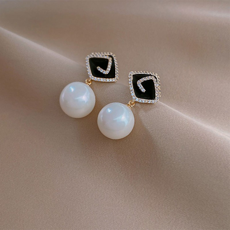 Fashion Pearl Rhombus New Black Micro-inlaid  Alloy Earrings display picture 4