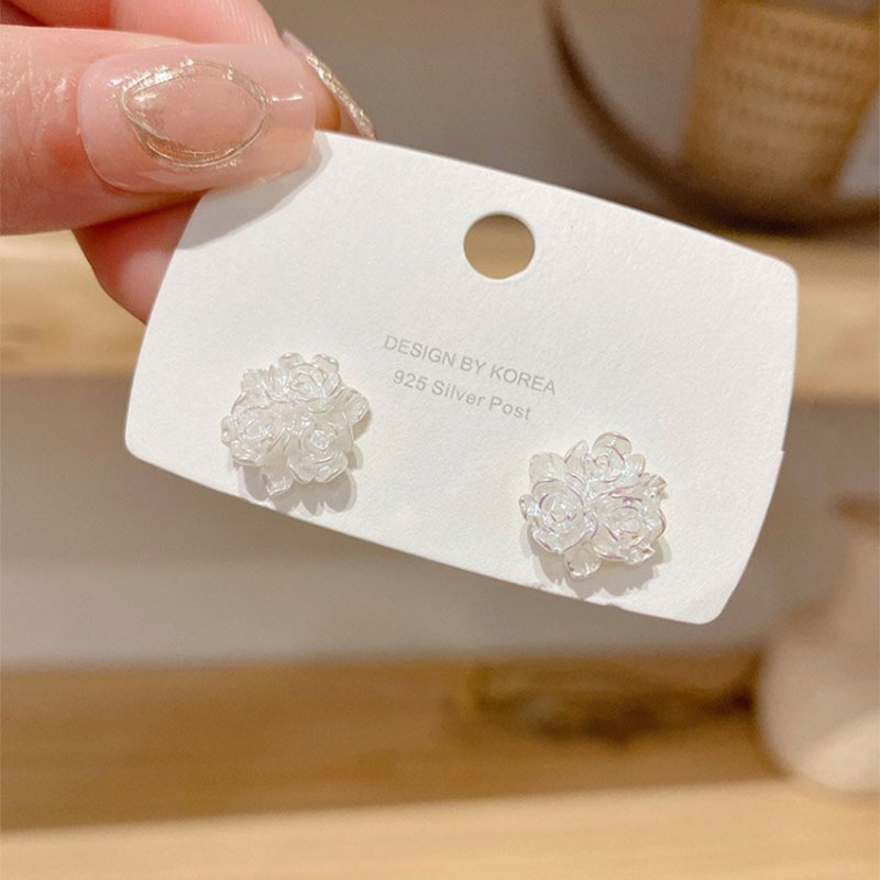 Fashion White Flower Shaped New Unique Stud Earrings Women display picture 2