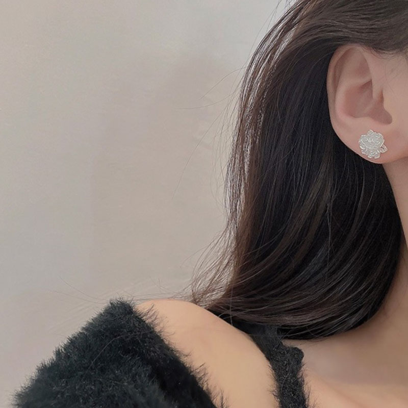 Mode Weiß Blume Geformt Neue Einzigartige Gestüt Ohrringe Frauen display picture 3