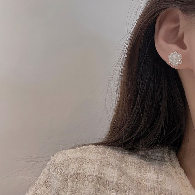 Mode Weiß Blume Geformt Neue Einzigartige Gestüt Ohrringe Frauen display picture 4