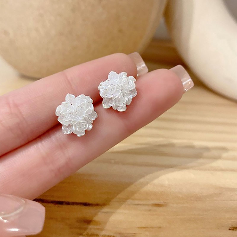 Fashion White Flower Shaped New Unique Stud Earrings Women display picture 5