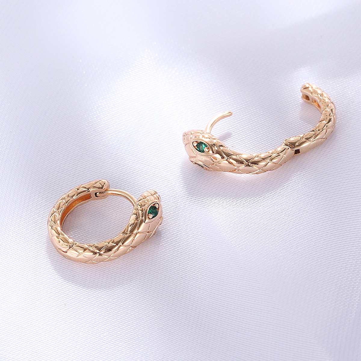 Einfache Goldene Galvani Schlange Form Kupfer Intarsien Zirkon Hoop Ohrringe display picture 3