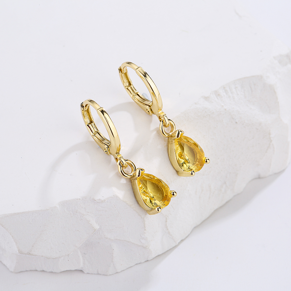 Vintage Gold-überzogene Micro Intarsien Zirkon Wasser Tropfen Form Geometrische Kupfer Ohrringe display picture 1