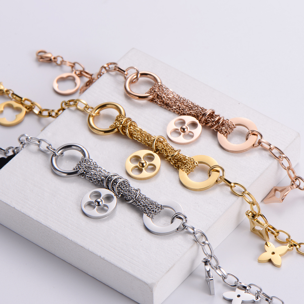 Fashion Clover Shaped Bracelet Female Titanium Steel Simple Women's Gift display picture 4