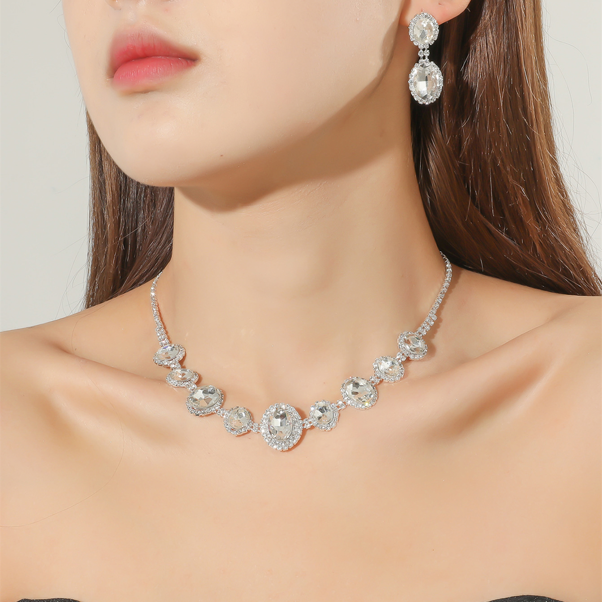 Elegante Señora Geométrico Aleación Ahuecar Embutido Diamantes De Imitación Mujeres Aretes Collar display picture 2