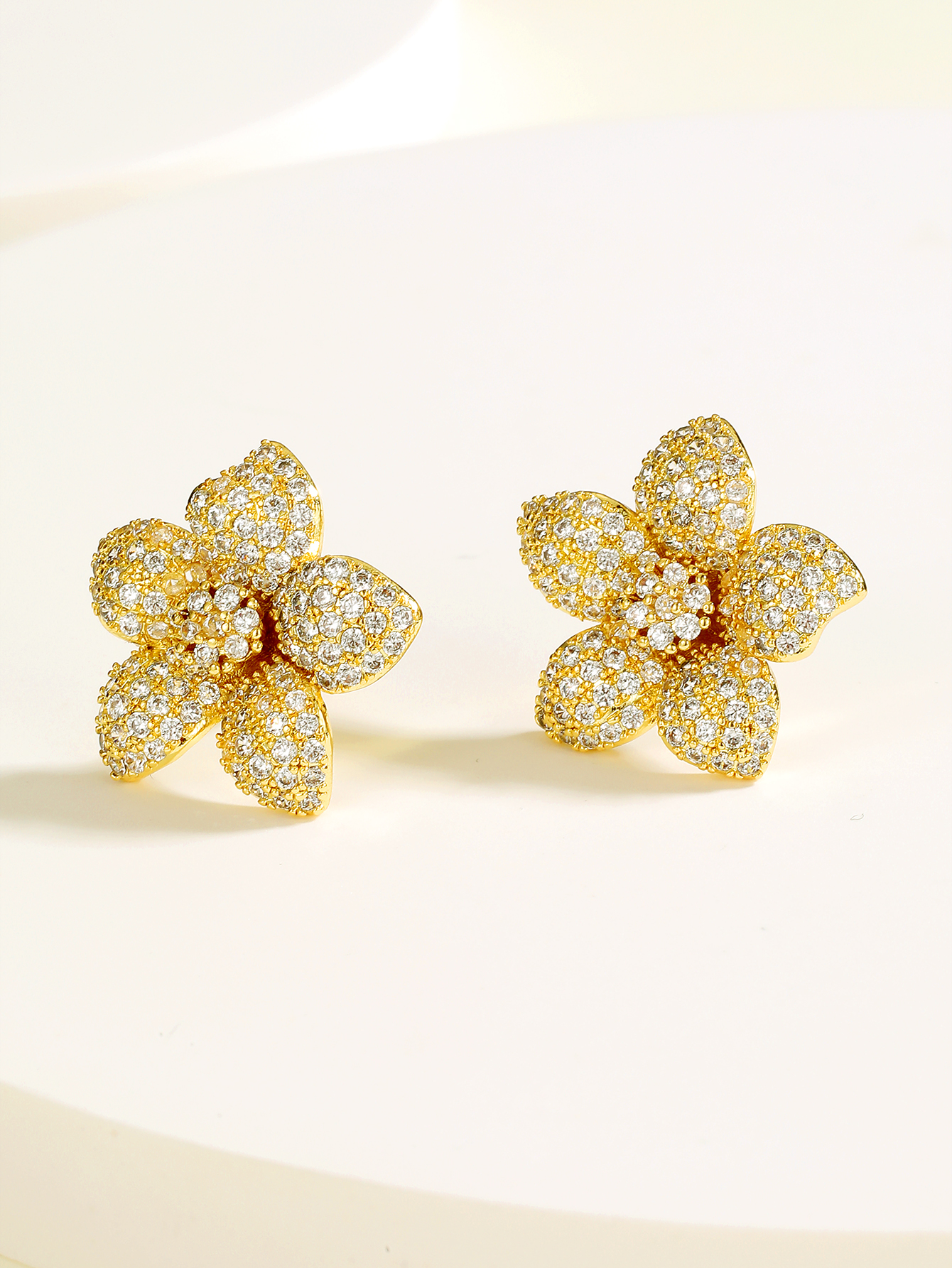 Fashion Simple Flower Shape Plating 18k Gold Zircon Copper Earrings display picture 2
