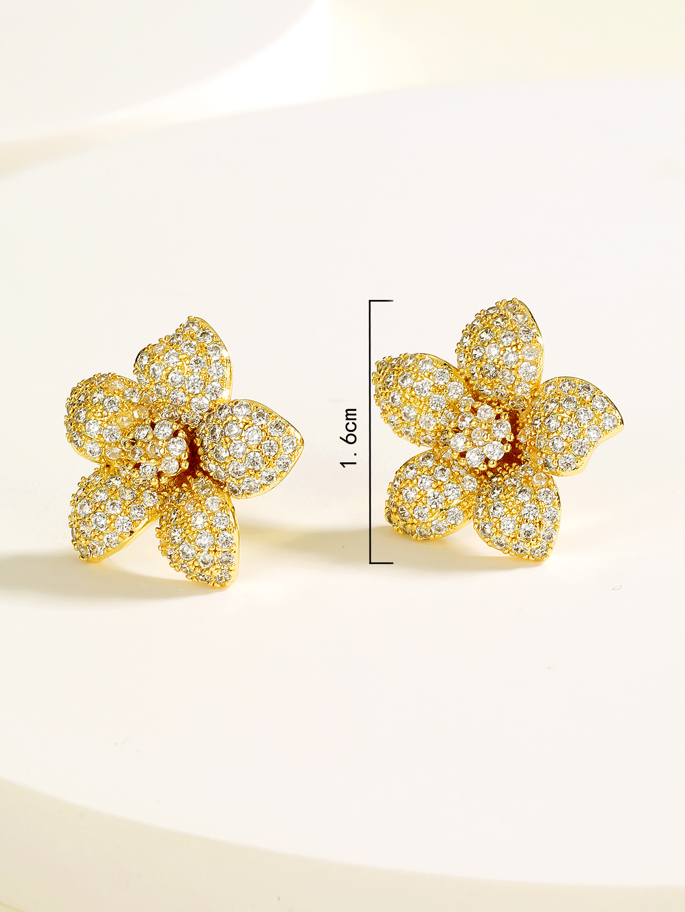 Mode Einfache Blume Form Überzug 18k Gold Zirkon Kupfer Ohrringe display picture 3