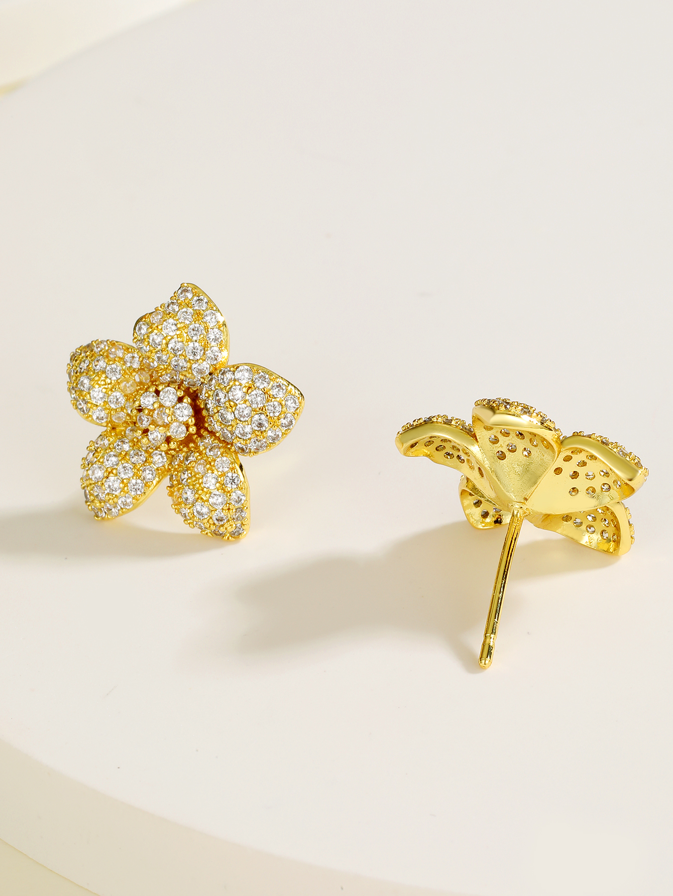 Mode Einfache Blume Form Überzug 18k Gold Zirkon Kupfer Ohrringe display picture 4