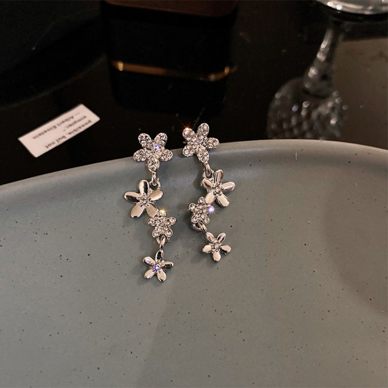 Fashion Diamond-embedded Flowers Shaped New Alloy Earrings display picture 1