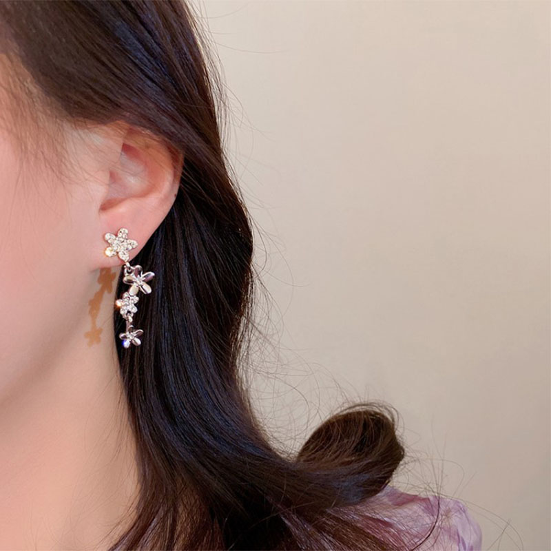 Fashion Diamond-embedded Flowers Shaped New Alloy Earrings display picture 2