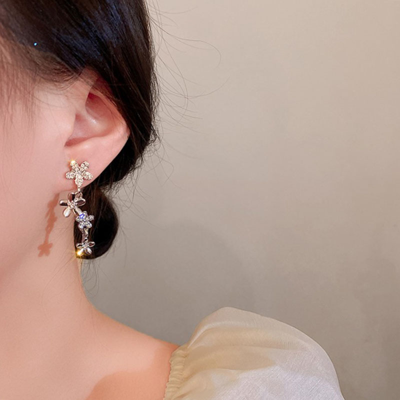 Fashion Diamond-embedded Flowers Shaped New Alloy Earrings display picture 3