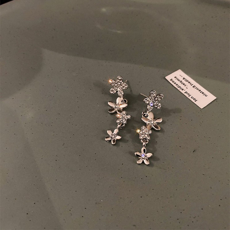 Mode Diamant-embedded Blumen Geformt Neue Legierung Ohrringe display picture 4