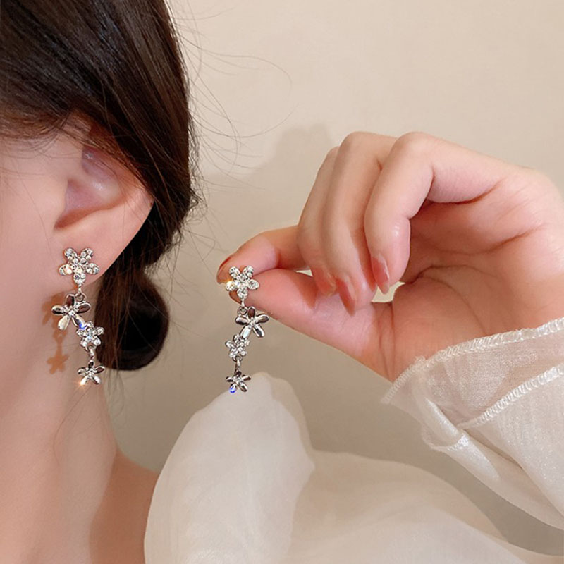 Fashion Diamond-embedded Flowers Shaped New Alloy Earrings display picture 5