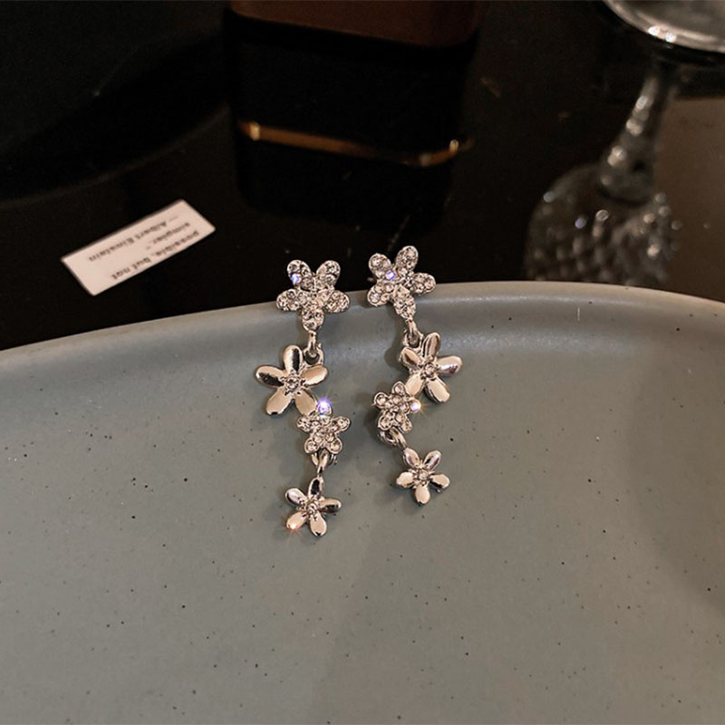 Mode Diamant-embedded Blumen Geformt Neue Legierung Ohrringe display picture 6