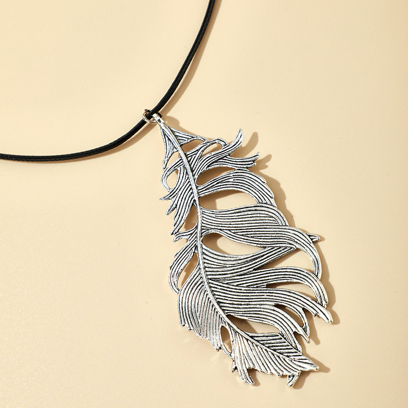 Fashion Men's And Women's Accessories Vintage Alloy Feather Single-layer Necklace Irregular Clavicle Chain display picture 4