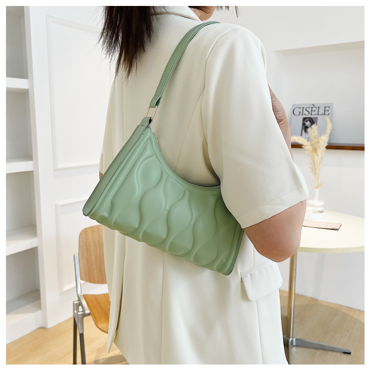 Été Petit Nouveau De Mode Gaufrage Solide Couleur Épaule Aisselles Messenger Sac display picture 10