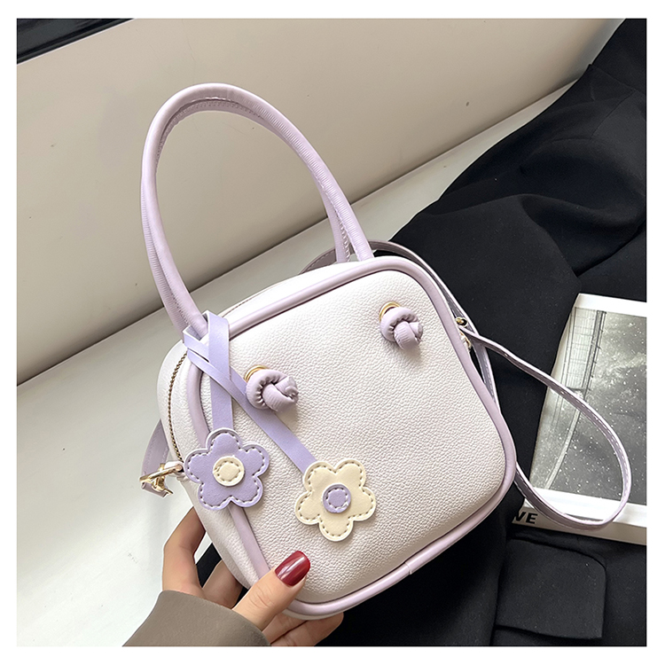 Summer 2022 New Fashion Shoulder Messenger Bag Portable Small Square Bag display picture 3