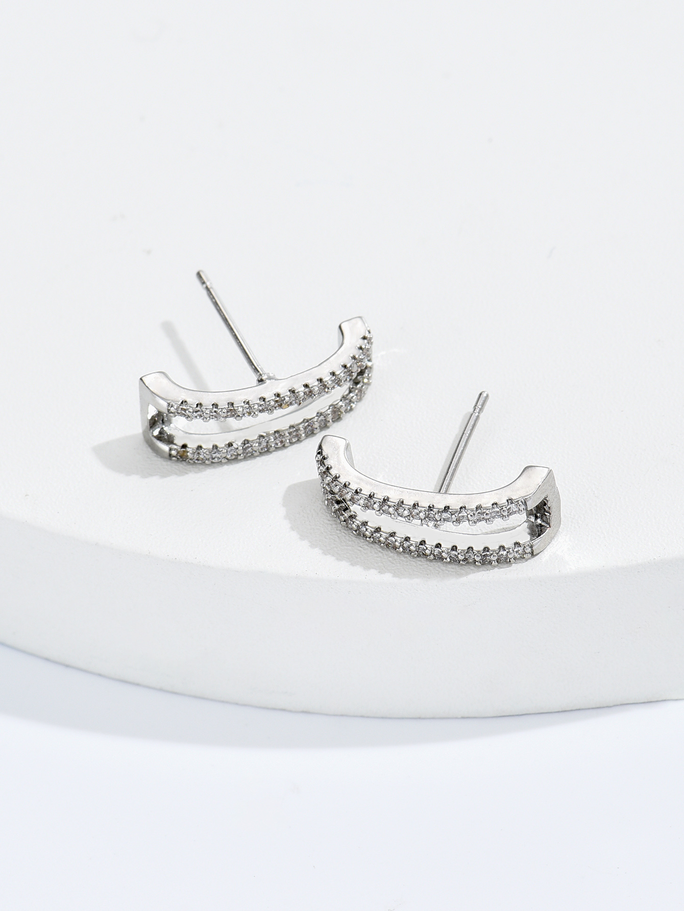 Mode Einfache Hohl Geometrische Intarsien Zirkon Kupfer Stud Ohrringe display picture 4