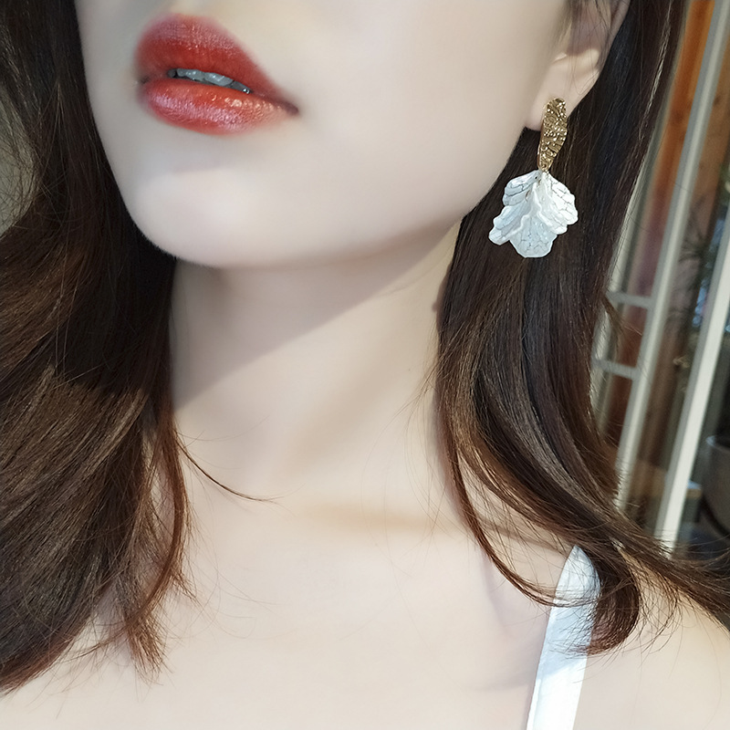 Fashion Geometric Flower Shell Crack Petal Flower Resin Earrings display picture 2
