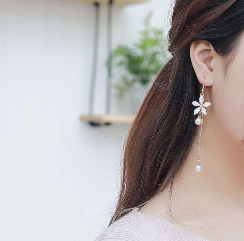 Fashion Flower Shaped Pearl Tassel Five-leaf Alloy Earrings display picture 1