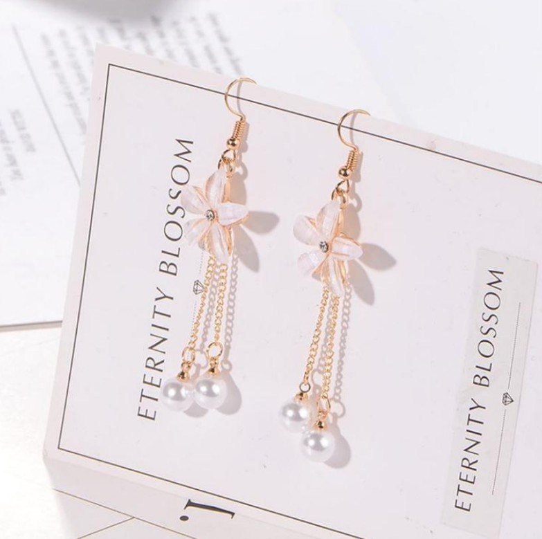 Fashion Flower Shaped Pearl Tassel Five-leaf Alloy Earrings display picture 2