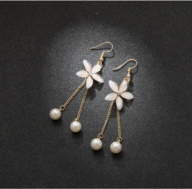 Fashion Flower Shaped Pearl Tassel Five-leaf Alloy Earrings display picture 3