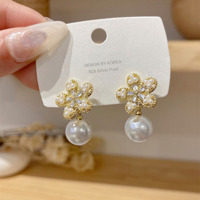 Fashion Simple Retro Baroque Pearl Geometric Flower Alloy Earrings display picture 1