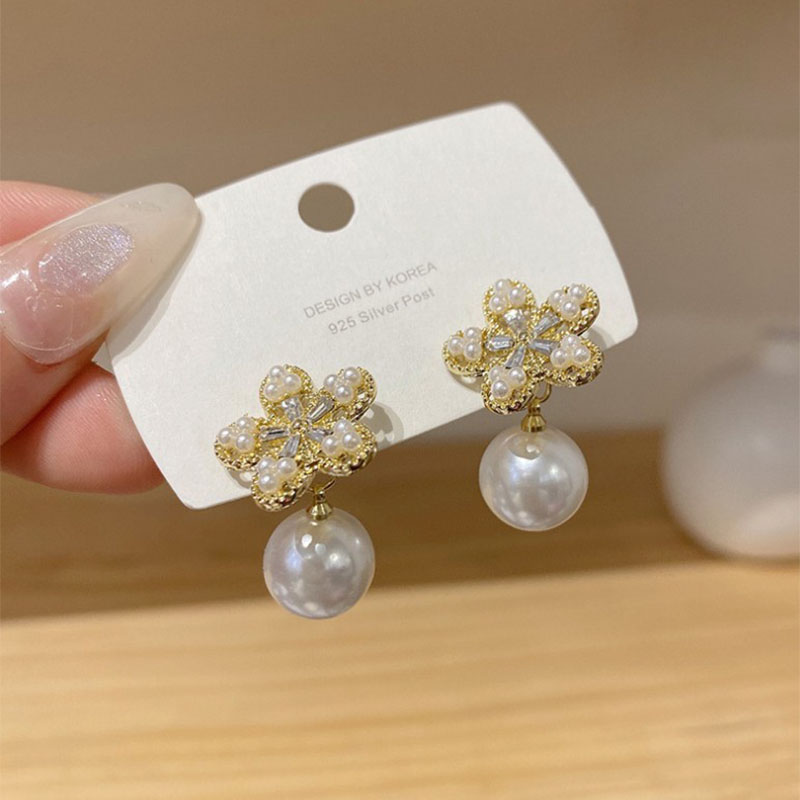 Fashion Simple Retro Baroque Pearl Geometric Flower Alloy Earrings display picture 2