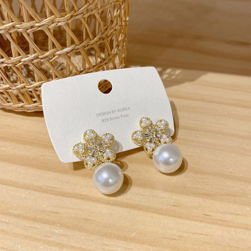 Fashion Simple Retro Baroque Pearl Geometric Flower Alloy Earrings display picture 3
