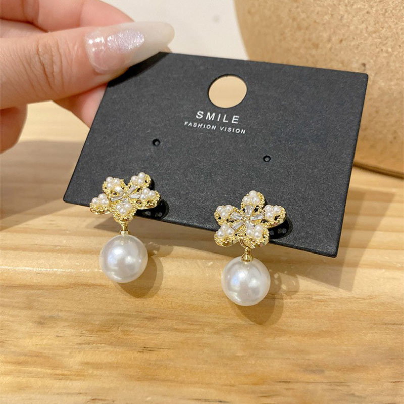 Fashion Simple Retro Baroque Pearl Geometric Flower Alloy Earrings display picture 4