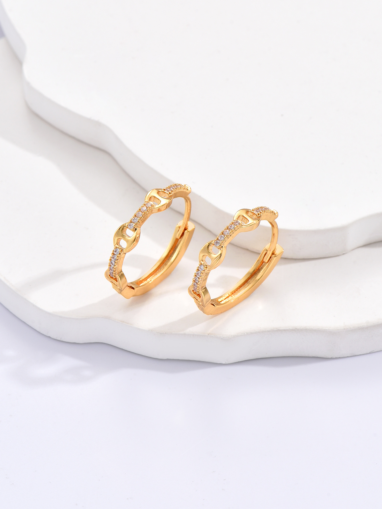 Fashion Simple Geometric Copper Gold Plated
inlaid Zircon Earrings display picture 1