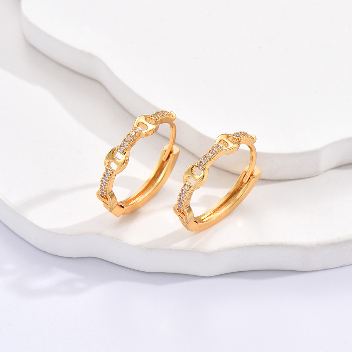 Fashion Simple Geometric Copper Gold Plated
inlaid Zircon Earrings display picture 4