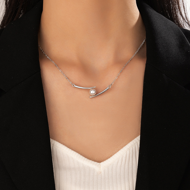 Fashion Ol Pearl Geometric Irregular Clavicle Chain Single-layer Alloy Necklace display picture 2
