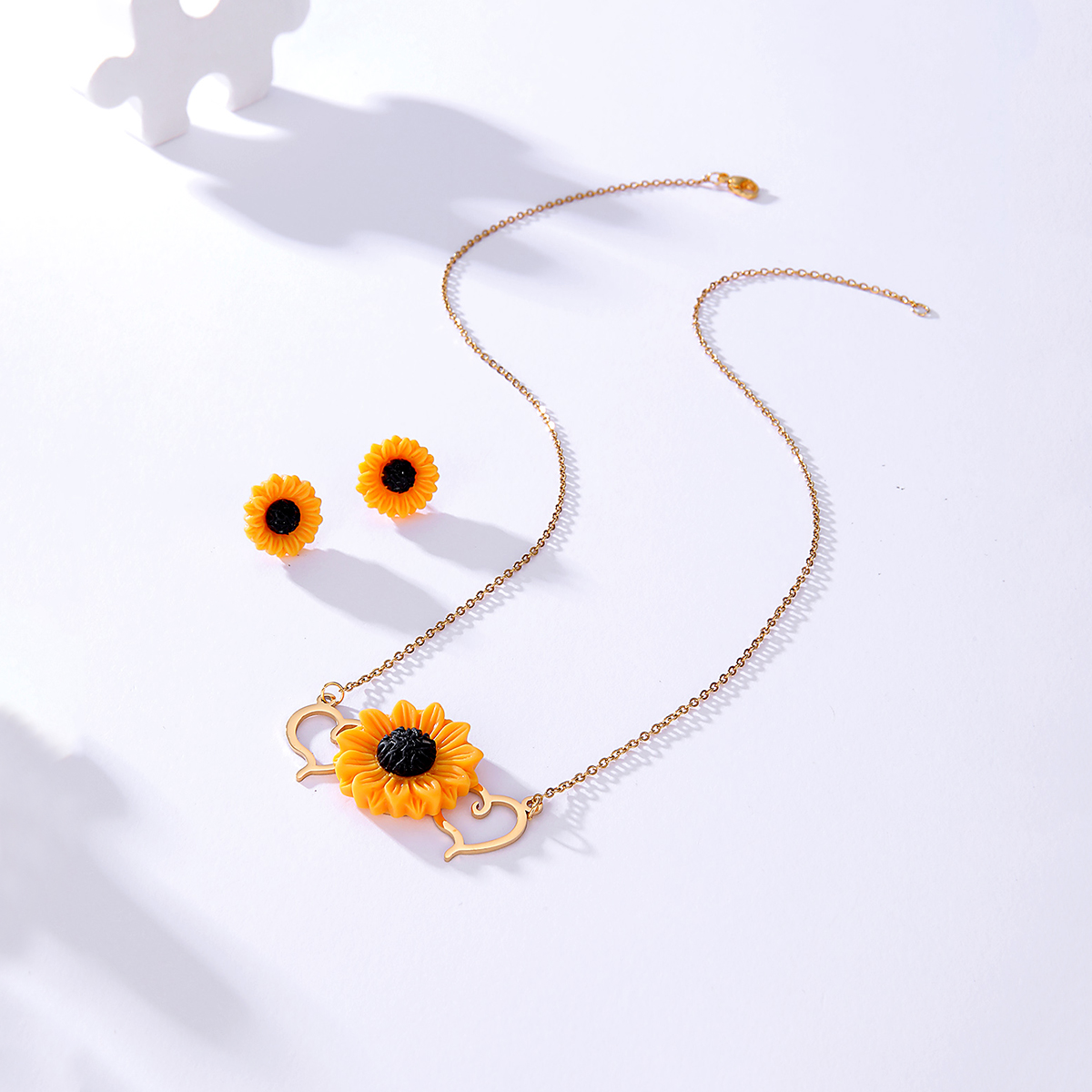 Mode Einfache Edelstahl Galvani 18k Gold Sonnenblumen Förmigen Stud Ohrringe Halskette Set display picture 3