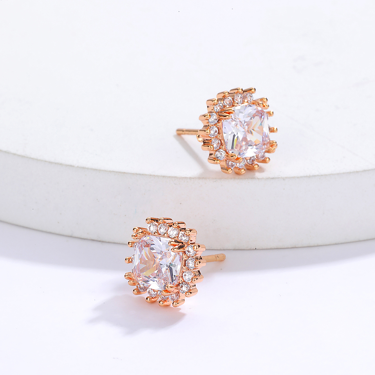 Fashion Creative Round Geometric Copper Plating 18k Gold Inlaid Zircon Stud Earrings display picture 2